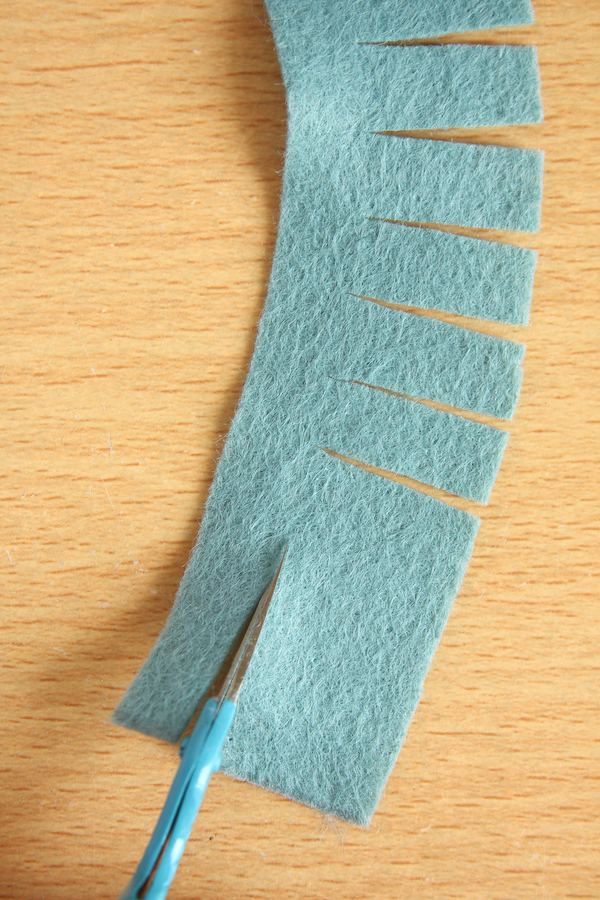 How to make felt flowers - lavender tutorial by Make and Fable
