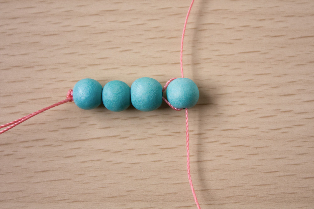 3.Pull thread tightly so the crossover bead sits next to the previous beads.