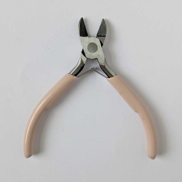 Jewellery cutter with pale pink handles
