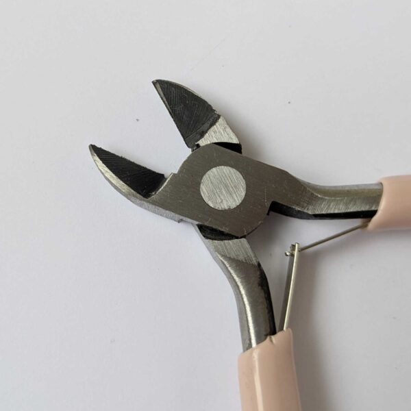 Jewellery cutter with pale pink handles